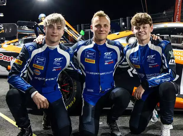 Marvin Kirchhöfer (Mitte) fuhr in der entscheidenden Superpole die Bestzeit Titel-Bild zur News: Marvin Kirchhöfer (Mitte) fuhr in der entscheidenden Superpole die Bestzeit