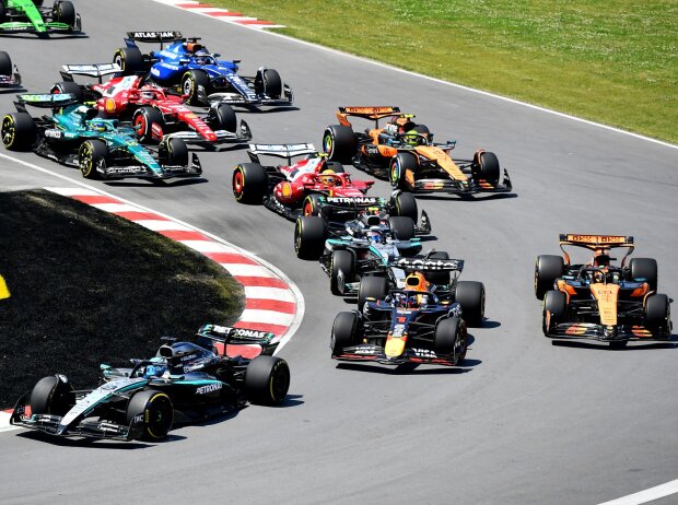 Fernando Alonso hat besten Blick auf das Duell Verstappen vs. McLaren Fernando Alonso hat besten Blick auf das Duell Verstappen vs. McLaren