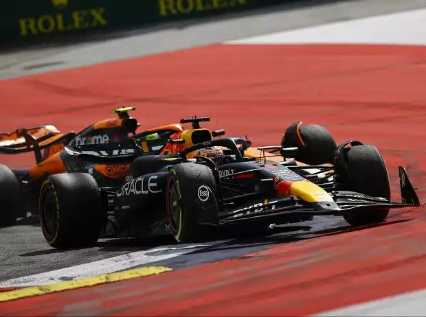 Max Verstappen (Red Bull RB20) und Lando Norris (McLaren MCL38) beim Formel-1-Rennen in ÖSterreich 2024 Titel-Bild zur News: Max Verstappen (Red Bull RB20) und Lando Norris (McLaren MCL38) beim Formel-1-Rennen in ÖSterreich 2024