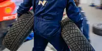 Mechaniker von Hyundai mit zwei Hankook-Reifen