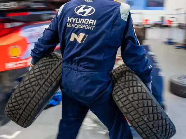 Mechaniker von Hyundai mit zwei Hankook-Reifen Titel-Bild zur News: Mechaniker von Hyundai mit zwei Hankook-Reifen