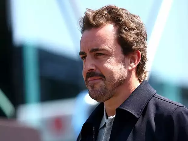Titel-Bild zur News: Fernando Alonso im Formel-1-Fahrerlager in Spielberg 2025
