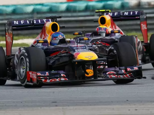 Sebastian Vettel vor Mark Webber beim Formel-1-Rennen in Malaysia 2013 Titel-Bild zur News: Sebastian Vettel vor Mark Webber beim Formel-1-Rennen in Malaysia 2013