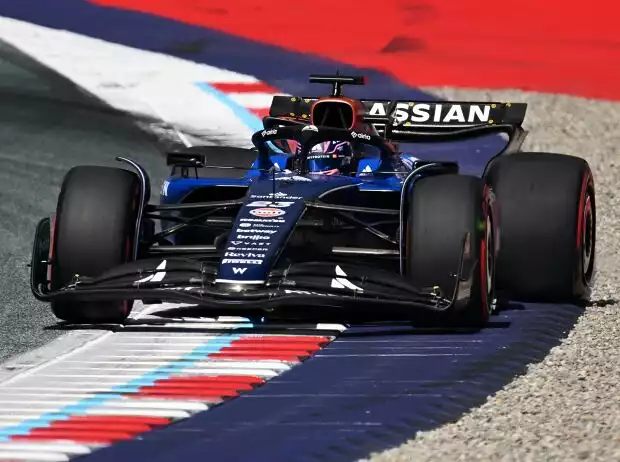 Alexander Albon (Williams FW47) und Charles Leclerc (Ferrari SF-25) beim Formel-1-Rennen in Österreich 2025 Titel-Bild zur News: Alexander Albon (Williams FW47) und Charles Leclerc (Ferrari SF-25) beim Formel-1-Rennen in Österreich 2025