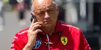Ferrari-Teamchef Frederic Vasseur mit einem Handy am Ohr im Formel-1-Fahrerlager 2025