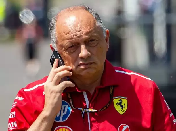 Ferrari-Teamchef Frederic Vasseur mit einem Handy am Ohr im Formel-1-Fahrerlager 2025 Titel-Bild zur News: Ferrari-Teamchef Frederic Vasseur mit einem Handy am Ohr im Formel-1-Fahrerlager 2025
