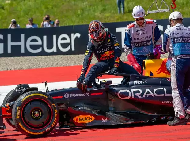 Max Verstappen (Red Bull RB21) steigt nach dem Unfall mit Andrea Kimi Antonelli aus seinem Auto beim Formel-1-Rennen in Österreich 2025 Titel-Bild zur News: Max Verstappen (Red Bull RB21) steigt nach dem Unfall mit Andrea Kimi Antonelli aus seinem Auto beim Formel-1-Rennen in Österreich 2025