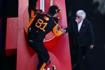 Oscar Piastri (McLaren) und Bernie Ecclestone 