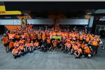 Lando Norris (McLaren), Andrea Stella und Oscar Piastri (McLaren) 
