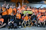 Lando Norris (McLaren), Andrea Stella und Oscar Piastri (McLaren) 