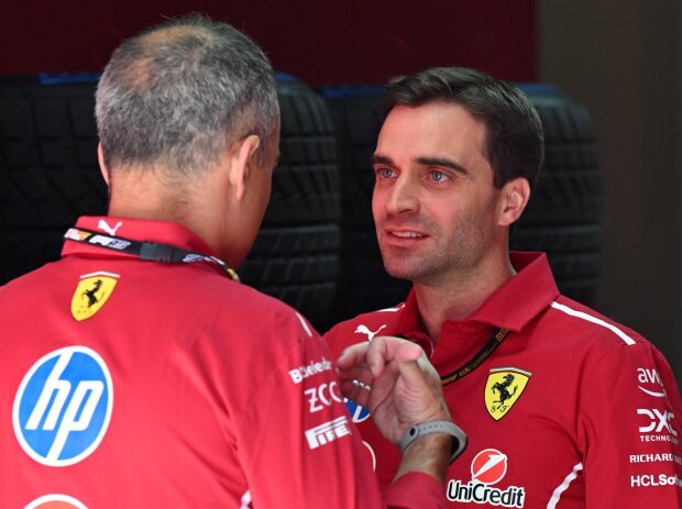 Jerome d'Ambrosio im Gespräch mit einem Ferrari-Mitarbeiter Jerome d'Ambrosio im Gespräch mit einem Ferrari-Mitarbeiter