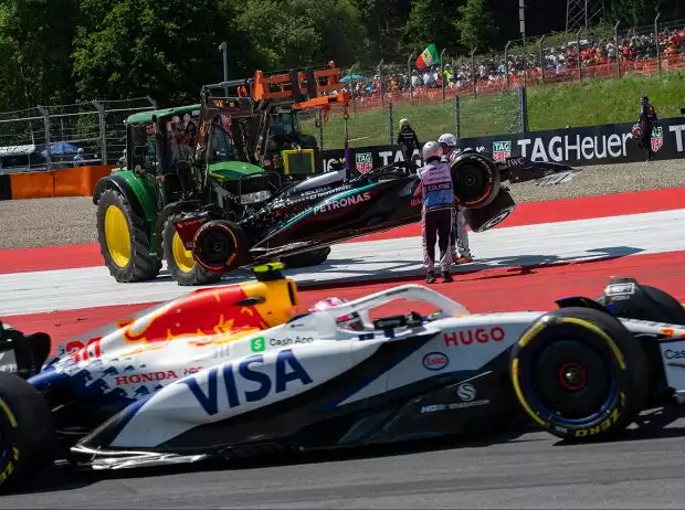 Liam Lawson (Racing Bulls VCARB 02) fährt am Mercedes W16 von Andrea Kimi Antonelli vorbei Titel-Bild zur News: Liam Lawson (Racing Bulls VCARB 02) fährt am Mercedes W16 von Andrea Kimi Antonelli vorbei