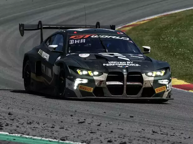 Der schwarze Rowe-BMW kam plötzlich kurz vor Schluss an die Box, um aufzugeben Titel-Bild zur News: Der schwarze Rowe-BMW kam plötzlich kurz vor Schluss an die Box, um aufzugeben