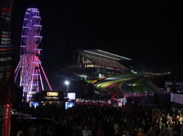 Die 24 Stunden von Spa locken die Zuschauer mit einem Konzert und Feuerwerk Die 24 Stunden von Spa locken die Zuschauer mit einem Konzert und Feuerwerk