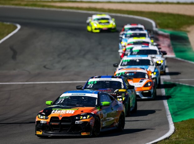 Im BMW gibt ADAC Stiftung Sport-Förderpilot Thomas Rackl sein Heimspiel