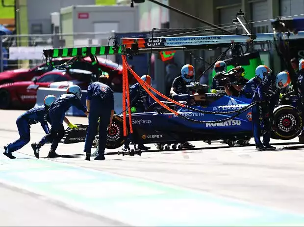 Titel-Bild zur News: Alexander Albon wird nach Defekt zurückgeschoben in die Box