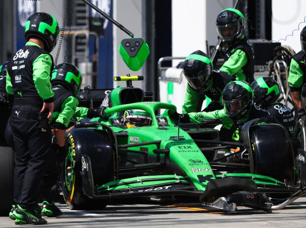 Gabriel Bortoleto beim Boxenstopp mit der Sauber-Crew