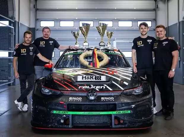 Benny Leuchter und Heiko Hammel (links) und die NLS-Light-Sieger Timo Hochwind und Nico Otto (rechts) Titel-Bild zur News: Benny Leuchter und Heiko Hammel (links) und die NLS-Light-Sieger Timo Hochwind und Nico Otto (rechts)
