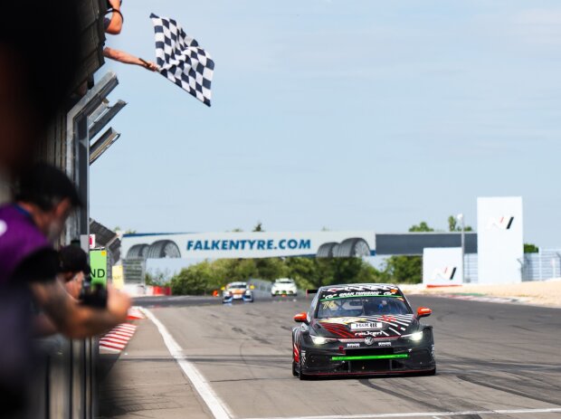 Timo Hochwind und Nico Otto sorgten für den ersten Sieg eines AT-Fahrzeugs in der NLS Timo Hochwind und Nico Otto sorgten für den ersten Sieg eines AT-Fahrzeugs in der NLS