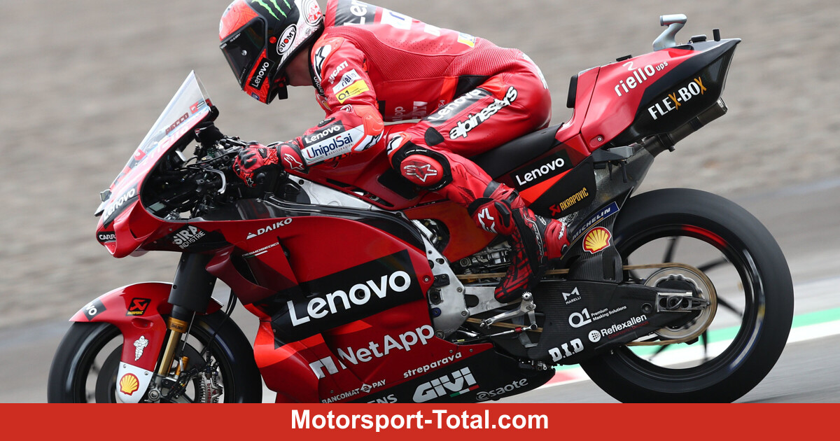 Tim Pabrik Ducati sedang mematikan perangkat ketinggian pengendaraan depan saat ini
