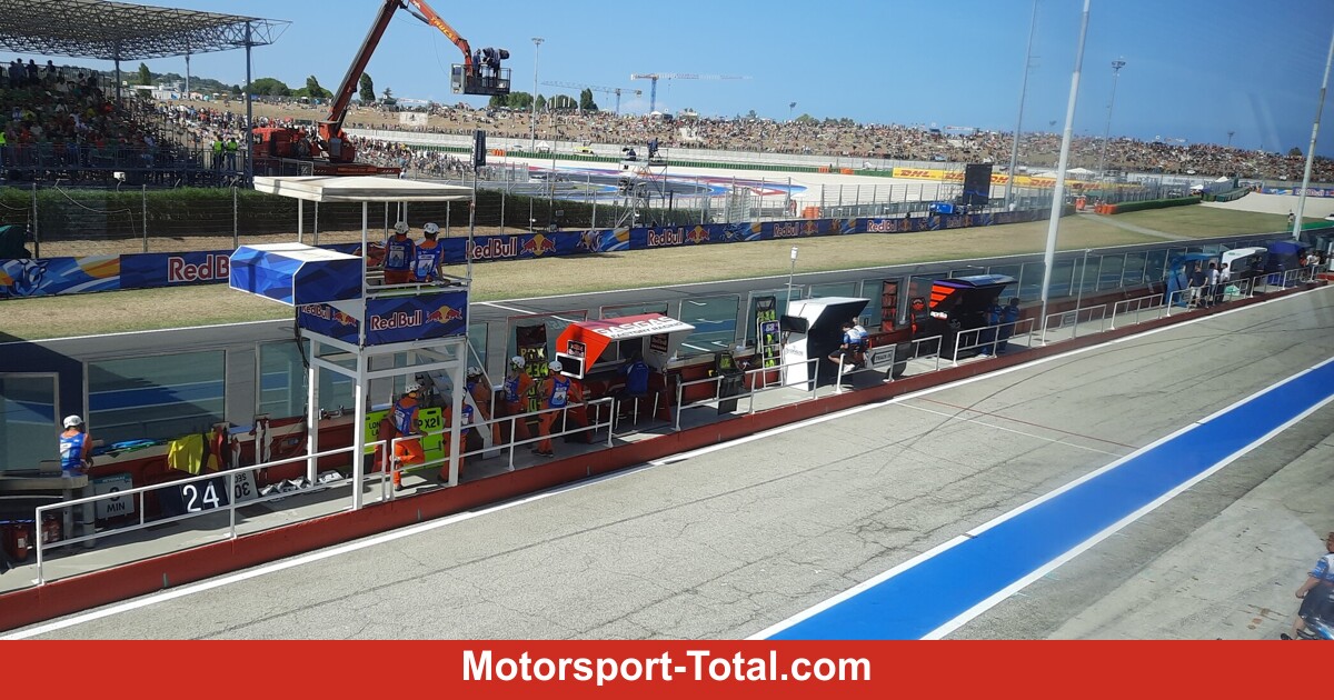 Gef-hrliche-Boxengassen-Situation-in-Misano-Moto2-Bike-kracht-in-Aprilia-Box