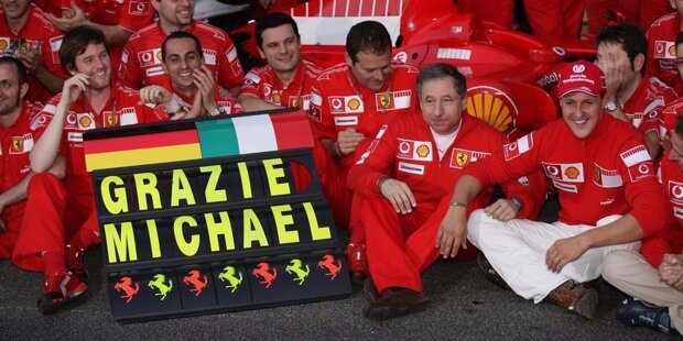 Ein Anblick, an den sich die Konkurrenz erst noch gewöhnen muss: Nach zwei Weltmeistertiteln mit Benetton in den Jahren 1994 und 1995 wechselt Michael Schumacher 1996 zu Ferrari. Der Druck auf den Deutschen ist groß, schließlich wartet das italienische Traditionsteam seit 1979 auf einen Titel in der Fahrer-WM. Der damalige FIAT-Chef Gianni Agnelli drückt es angeblich so aus: "Wenn Ferrari mit Michael Schumacher nicht Weltmeister wird, dann werden wir es nie mehr."