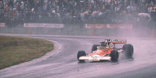 Der erste Grand Prix von Japan findet am 24. Oktober 1976 in Fuji statt. Im denkwürdigen Regenrennen holt sich Mario Andretti (Lotus) den Sieg. Die Schlagzeilen beherrscht aber das Titelduell zwischen James Hunt (McLaren) und Niki Lauda (Ferrari). Der Brite holt sich den Titel, als der Österreicher seinen Boliden abstellt, ehe der Zweikampf auf der Strecke begonnen hat. Er will nach seinem schweren Nürburgring-Unfall im gleichen Jahr sein Leben nicht riskieren, stellt ab und verbietet dem Team, einen technischen Defekt als Ausfallgrund zu propagieren.