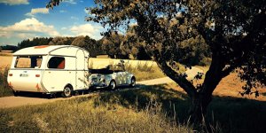 Fotos: Dream Team: VW Käfer 1.500 Cabrio &amp; Wohnwagen