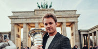 Nico Rosberg mit dem WM-Pokal auf Reisen