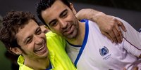 Valentino Rossi kickt gegen Xavi
