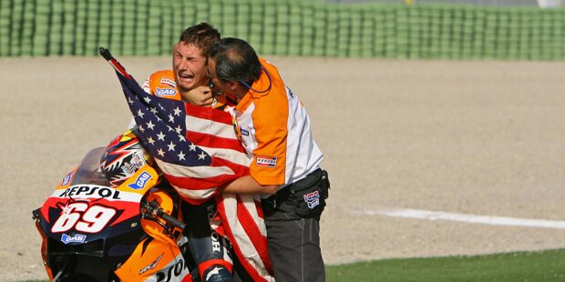 Nicholas "Nicky" Patrick Hayden wird am 30. Juli 1981 in den USA geboren. Sein Nickname lautet "Kentucky Kid". Obwohl Hayden nicht der erfolgreichste MotoGP-Fahrer ist, hat der den bis heute letzten WM-Titel für die Vereinigten Staaten erobert.