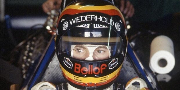 1980 gewinnt Stefan Bellof die deutsche Kart-Meisterschaft, anschließend überzeugt er in den Nachwuchsserien Formel Ford, Formel Super V und Formel 3. 1982 holt ihn Willy Maurer in sein Formel-2-Team. Bellof gewinnt auf Anhieb zwei Rennen. Auch im Folgejahr tritt er im von Gustav Brunner entworfenen Maurer-BMW in der Formel 2 an - und macht bei einem Unfall in Spa-Francorchamps mit jenen Barrieren erste Bekanntschaft, die ihn drei Jahre später das Leben kosten werden.