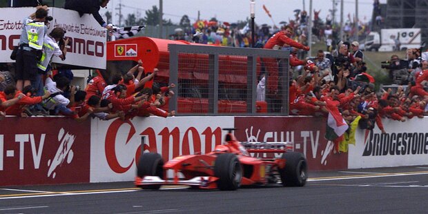 Es ist vollbracht! Nach vier gescheiterten Versuchen gelingt Michael Schumacher im Jahr 2000 in seiner fünften Ferrari-Saison endlich der ersten WM-Titel mit der Scuderia. Für Schumi ist es nach seinen beiden Triumphen mit Benetton bereits Titel Nummer drei, für die Italiener ist es der erste Fahrertitel seit Jody Scheckter 1979. Bis tatsächlich gefeiert werden darf, ist es für Schumi allerdings ein langer Weg...