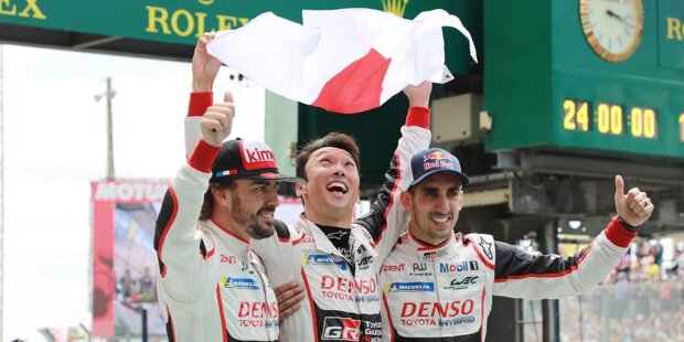 Endlich am Ziel! Im 19. Anlauf gewinnt Toyota mit Fernando Alonso, Sebastien Buemi und Kazuki Nakajima die 24 Stunden von Le Mans. Vor dem großen Triumph mussten die Japaner aber viele, teils hochdramatische Rückschläge einstecken.