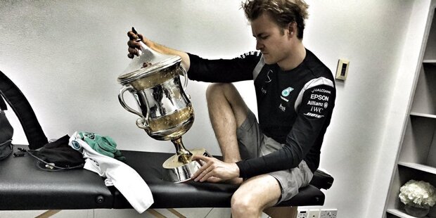 Es ist (schon wieder) das Wochenende des Nico Rosberg: Bereits am Freitag schwört er das Mercedes-Team auf sich ein - und dominiert Lewis Hamilton in allen Trainings. Mit Ausnahme des Qualifyings, in dem 77 Tausendstelsekunden fehlen.