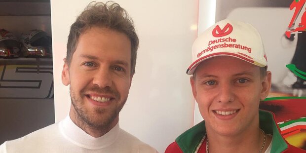 Dieses Gesicht kommt Ihnen bekannt vor? Kein Wunder: Mick Schumacher ist der Sohn von Michael, seines Zeichens selbst Rennfahrer (in der Formel 4) - und in Hockenheim erstmals bei der Formel 1 zu Gast. "Aufregend, tolle Erfahrung, hat viel Spaß gemacht", leuchten seine Augen.