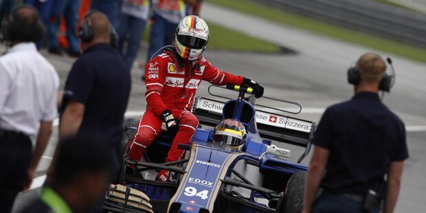 Max Verstappen hat sich seinen ersten "echten" Sieg gewünscht, einen, den er nicht wegen einer Mercedes-Kollision erbt wie in Barcelona 2016. Jetzt hat er ihn! Beim 19. und (vorerst?) letzten Grand Prix von Malaysia triumphiert er vor Lewis Hamilton und Daniel Ricciardo. Mit einer "perfekten" Fahrt, wie Experte Martin Brundle attestiert.