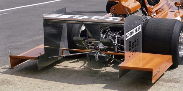 Bereits in den 60er-Jahren experimentiert unter anderem McLaren wild mit zusätzlichen Flügeln herum. Der M7C ist in dieser Konfiguration - hier 1969 in Monaco - nicht nur mit einem überdimensionierten Heckflügel ausgerüstet, sondern auch mit einem zweiten etwas kleineren an der Front. Immerhin hebt das Auto nicht ab ...