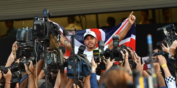 Geschafft: Lewis Hamilton fährt auf P4 ins Ziel. Damit steht fest: Er ist zum fünften Mal Formel-1-Weltmeister!