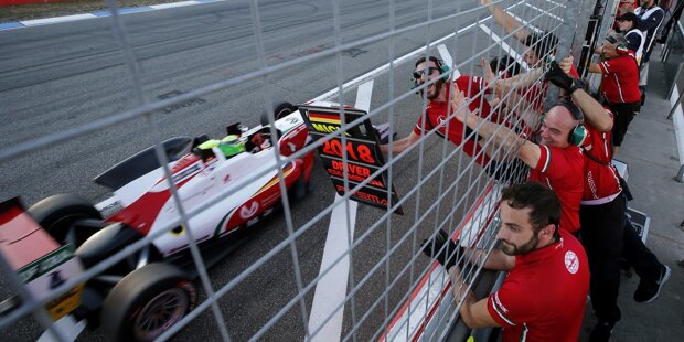 So hat Mick Schumacher seinen Formel-3-Titel gefeiert