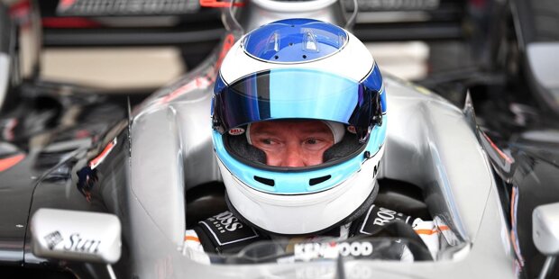 Mika Häkkinen macht sich bereit: Gleich steigt er erstmals seit seinem WM-Titelgewinn 1998 wieder in den McLaren-Mercedes MP4-13 und dreht Runden auf einer Rennstrecke! Hier sind die Bilder dazu!