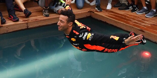 Es ist schon Tradition so: Gewinnst du als Red-Bull-Fahrer in Monaco, musst du in den Swimmingpool der Energy-Station! Daniel Ricciardo springt ...