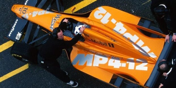 Als sich McLaren und sein langjähriger Sponsor Marlboro für getrennte Wege entschieden hatten, sah alles danach aus, als sollte das Team 1997 zur Traditionsfarbe Orange zurückkehren. Doch mit dem neuen Geldgeber West und Mercedes-Motoren entschied man sich gegen die spektakuläre Testlackierung und für eine Neuauflage der Silberpfeile.