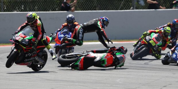 Aprilia-Crash in Barcelona: Bradley Smith schießt Aleix Espargaro ab