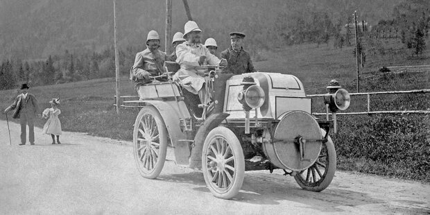 Der Patent-Motorwagen im Jahre 1887, eine Weiterentwicklung des ersten Motorwagens von 1886. Am Steuer Carl Benz, neben ihm sein kaufmännischer Mitarbeiter Josef Brecht.