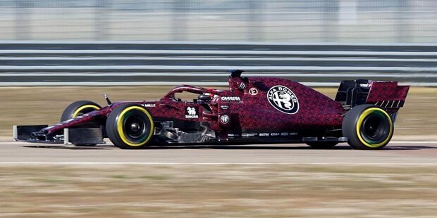 Erste Fahrfotos vom Alfa Romeo mit Kimi Räikkönen im Testdesign