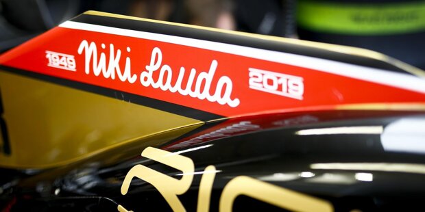 Niki Lauda fährt in Monaco mit. Teams und Fahrer erinnern am Rennwochenende auch optisch an den kürzlich Verstorbenen. In der Garage seines letzten Teams Mercedes ist sogar noch ein Platz für ihn reserviert ...