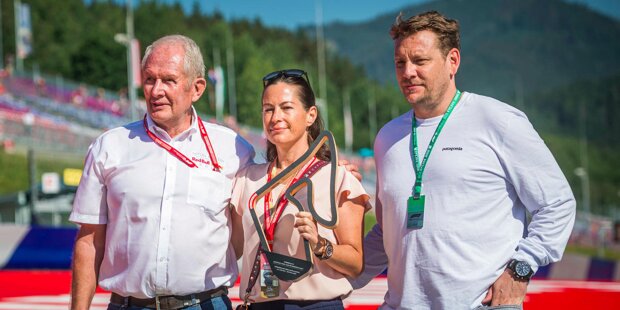 Die Familie Lauda, Witwe Birgit und Sohn Lukas, hat am Rennsonntag in Spielberg symbolisch einen Ehrenpokal für die neue "Niki-Lauda-Kurve" entgegengenommen.