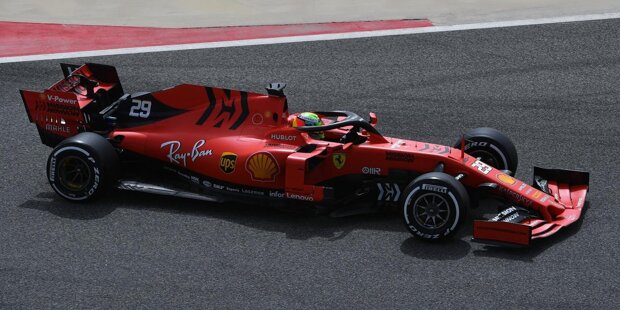 Mick Schumacher im Ferrari SF90: Bei den Testfahrten in Bahrain saß der junge Deutsche erstmals in einem Formel-1-Auto - und durfte neben dem Ferrari auch den Alfa Romeo C38 fahren. Hier sind die schönsten Bilder!