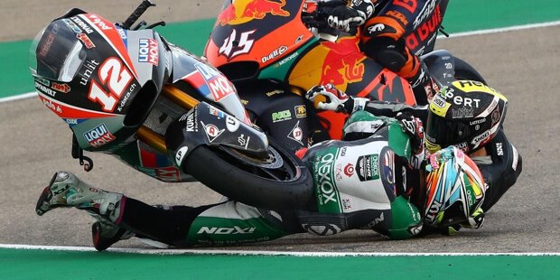 Aragon 2: Brenzliger Startcrash zwischen Kasma Daniel und Tom Lüthi